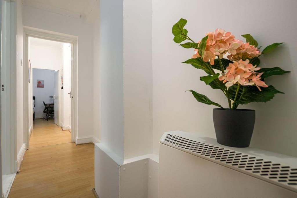 Cosy 2Br Retreat Near Paddington Station Apartment ลอนดอน ภายนอก รูปภาพ